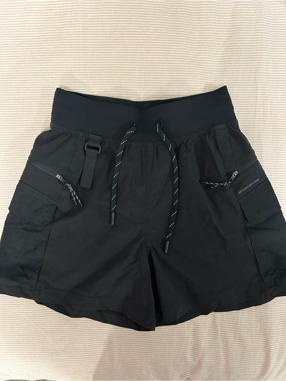 Lululemon Women's Multi-Pocket Cargo High-Rise Hiking Short 5" in Black